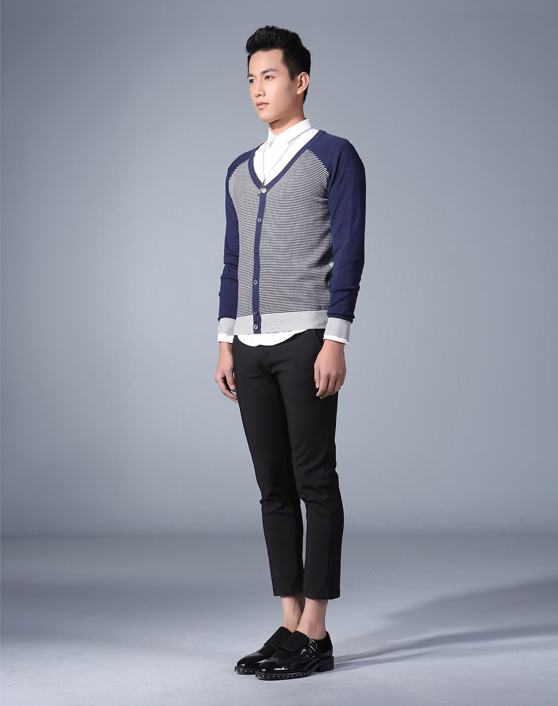 男款灰蓝色针织衫