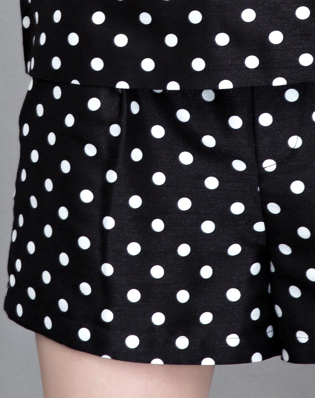 黑色波点时尚短裤