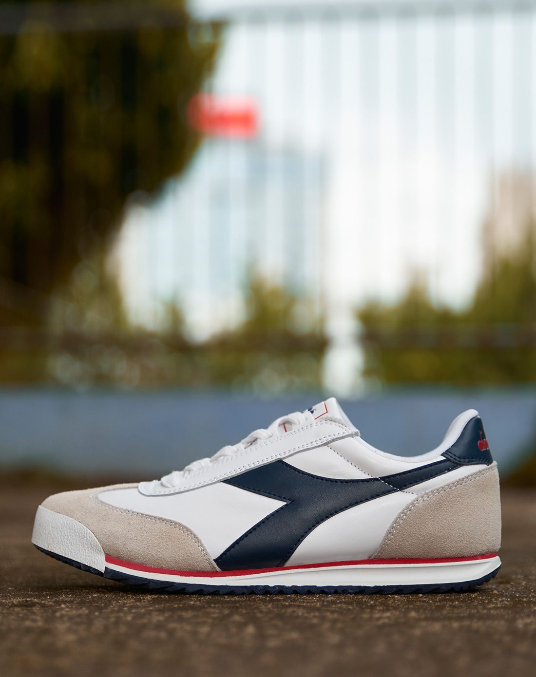 迪亚多纳 清新儒雅经典流线型男款白配藏青色休闲鞋