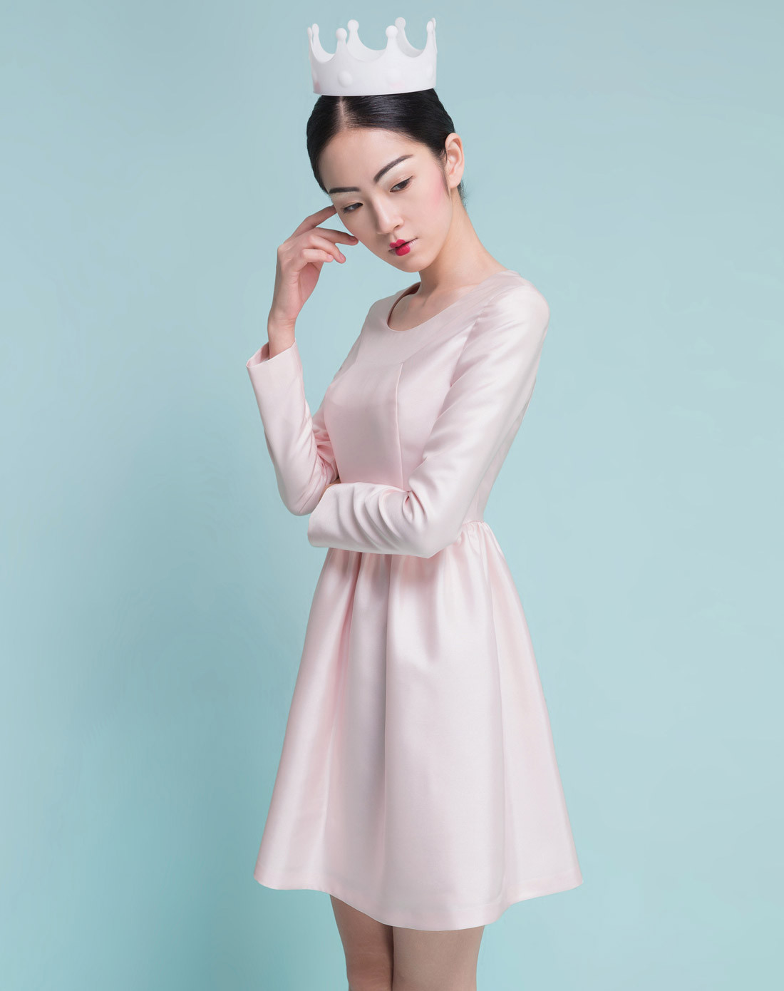 藕粉色长袖连衣裙