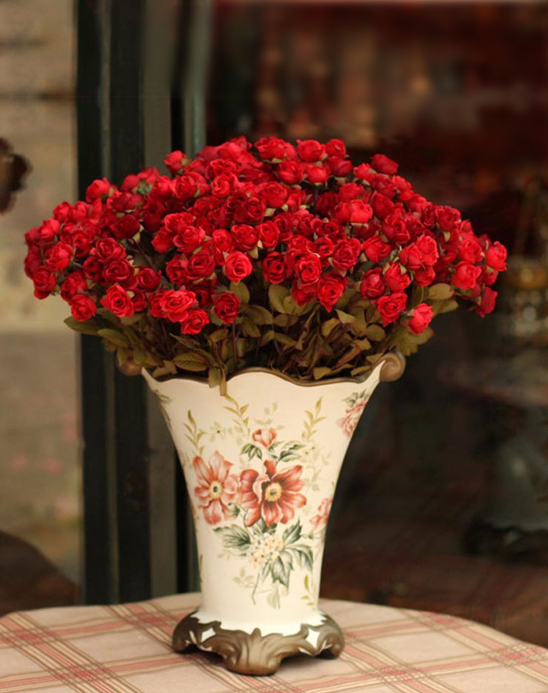 红色大花瓶搭配花图片图片